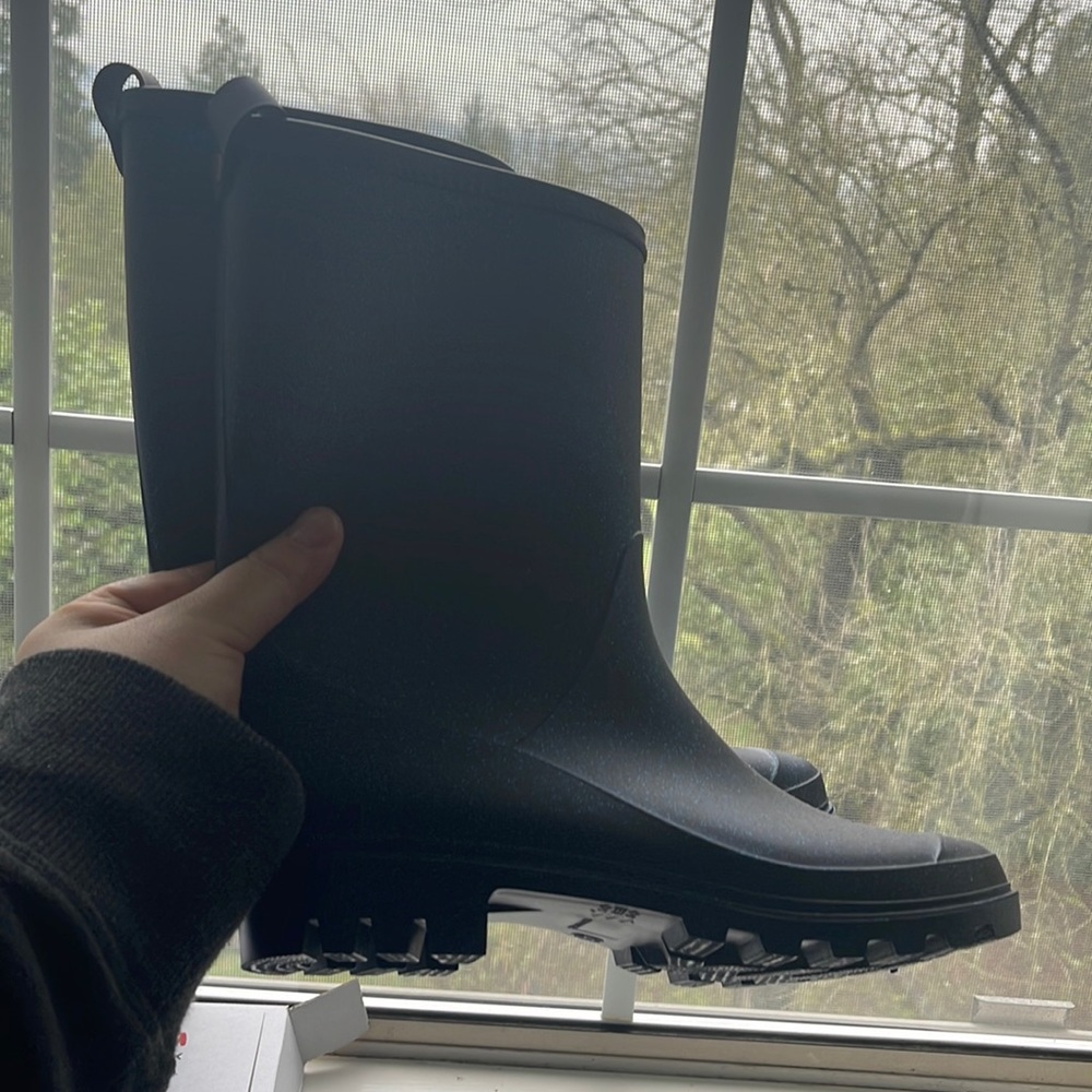 New rain boots, never used, blue navy with glitter